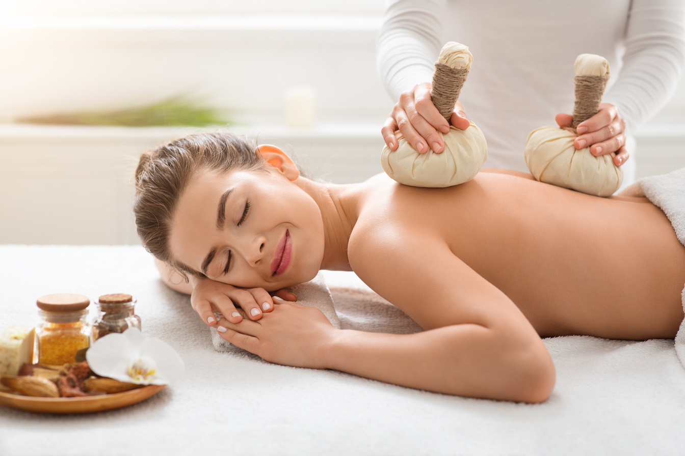 Massagem com Ervas Quentes